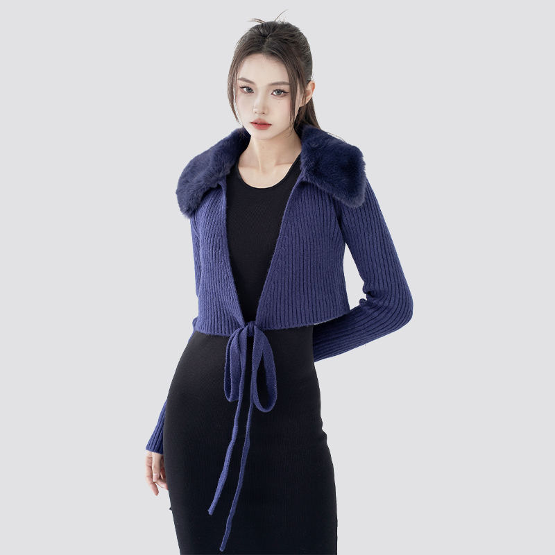 Cum să modelezi un cardigan cu șiret cu rever de blană pentru ținute de iarnă