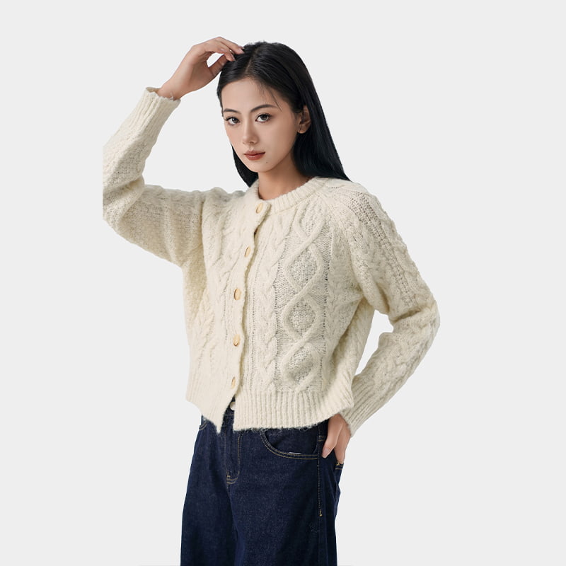 Cum pot cardiganele tricotate să completeze diferite ținute sau tipuri de corp?